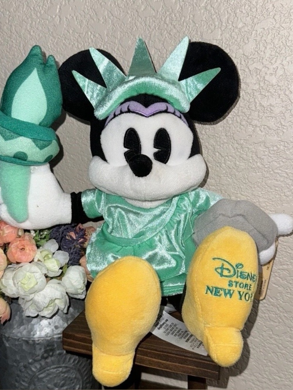 Disney Store Minnie Mouse New York Statue of Liberty 14” Stuffed Plush Toy